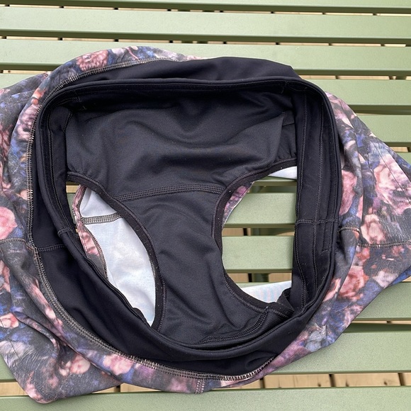 Lululemon Speed Up Short 2.5” Frosted Rose Multi Black  W7AR6R   Size 6 - Picture 7 of 7